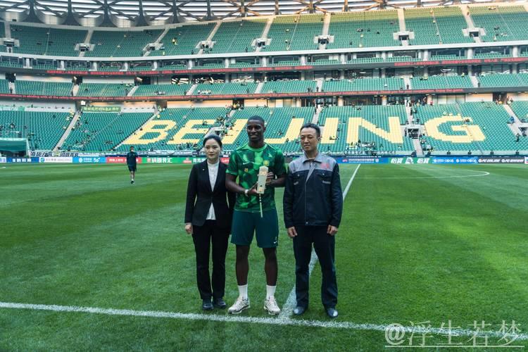 法比奥现身中足联颁奖典礼，成唯一出席外援！